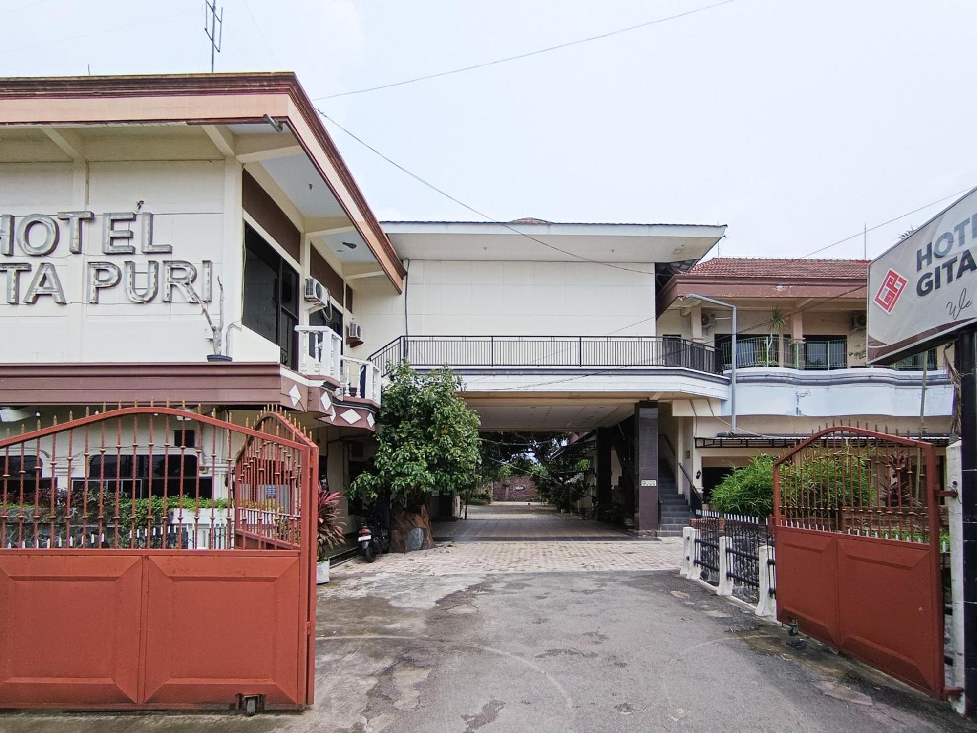 Gita Puri Redpartner Blitar Hotel Buitenkant foto