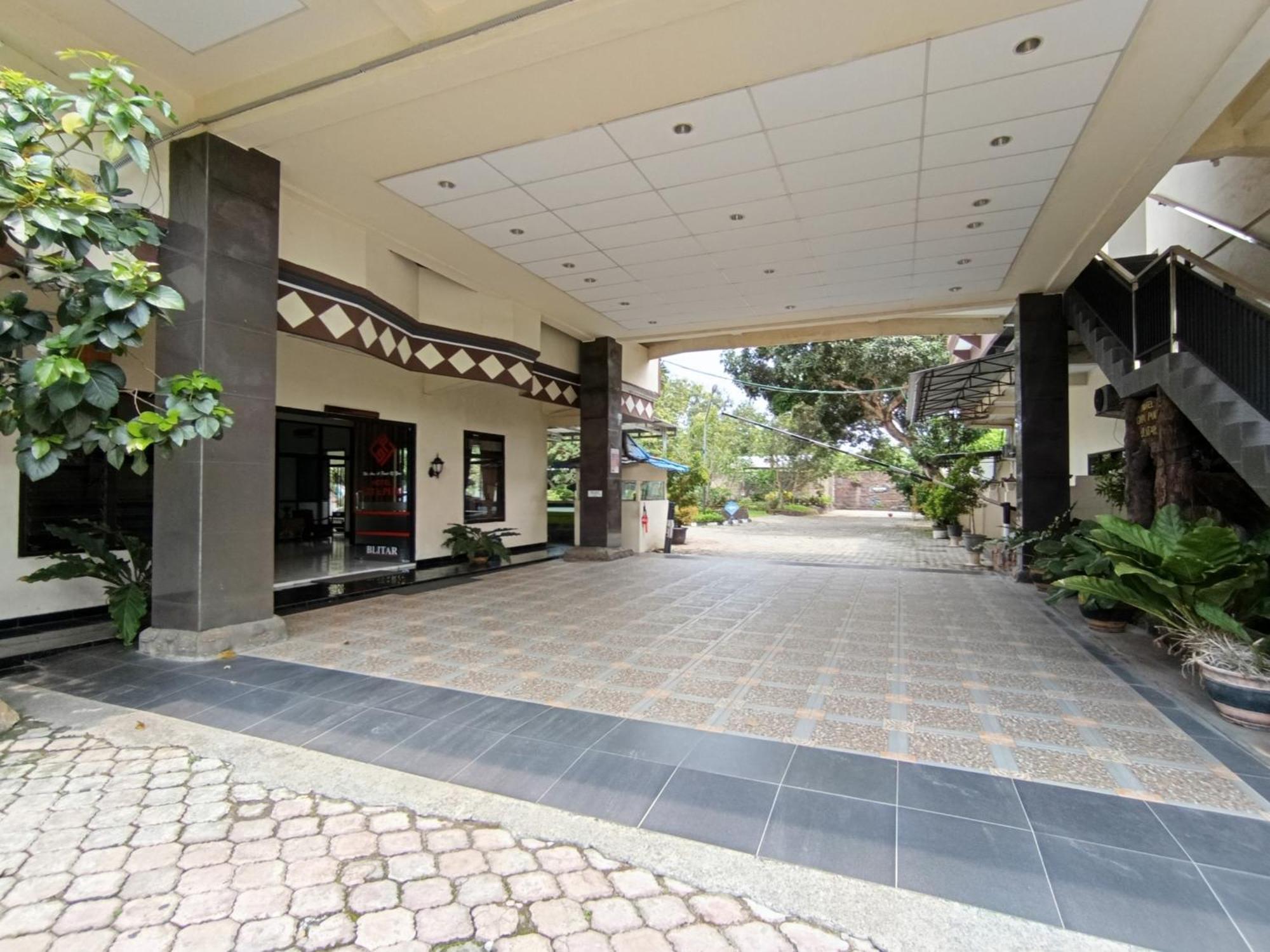 Gita Puri Redpartner Blitar Hotel Buitenkant foto