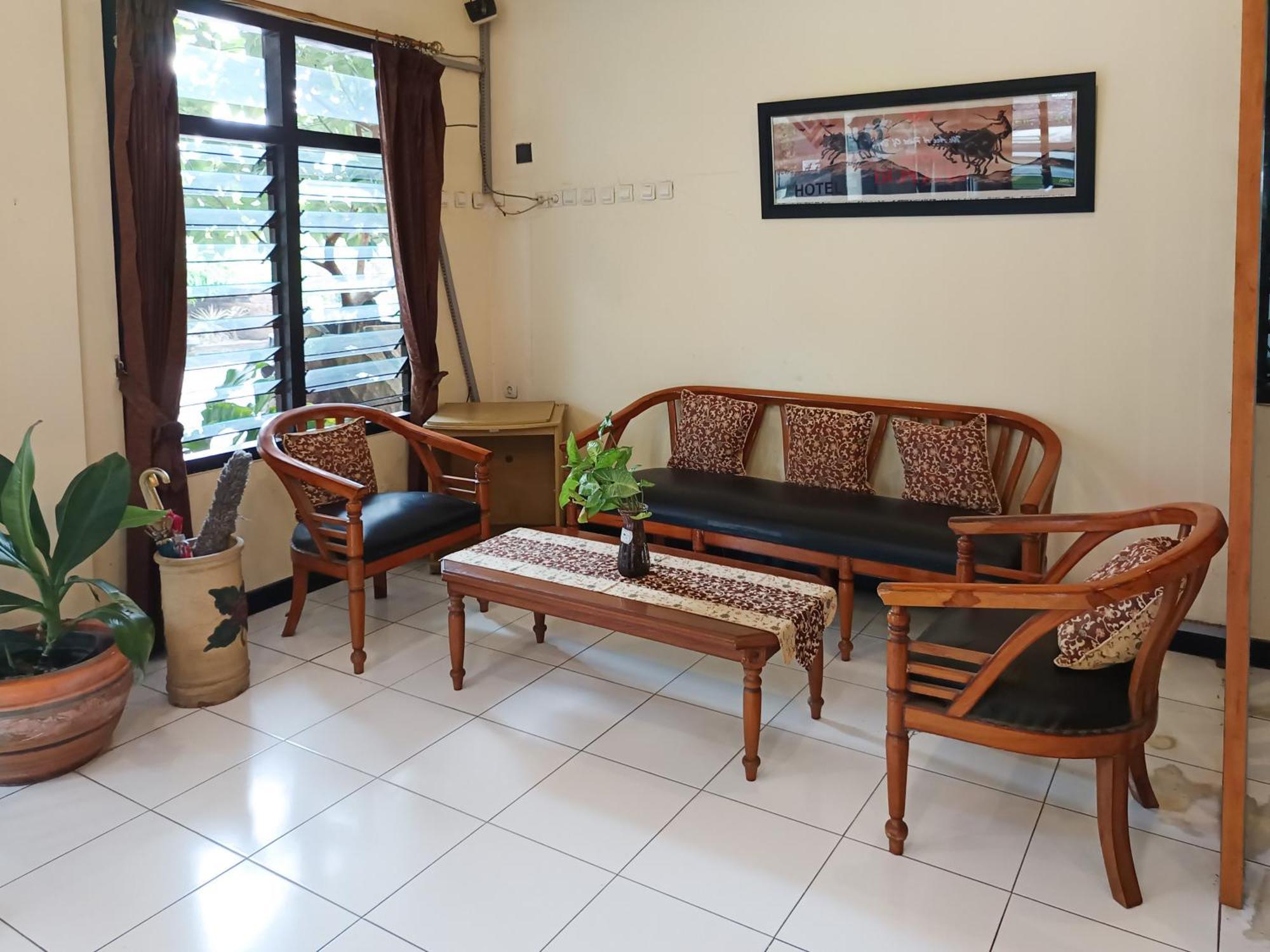 Gita Puri Redpartner Blitar Hotel Buitenkant foto