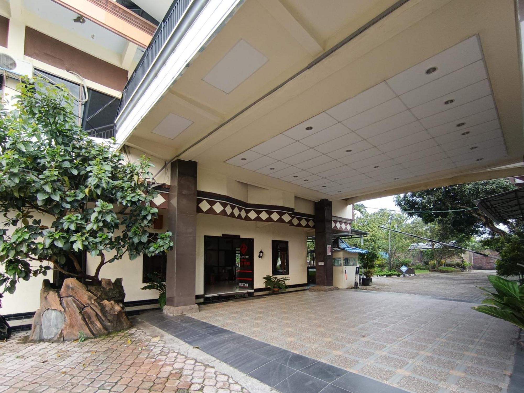 Gita Puri Redpartner Blitar Hotel Buitenkant foto