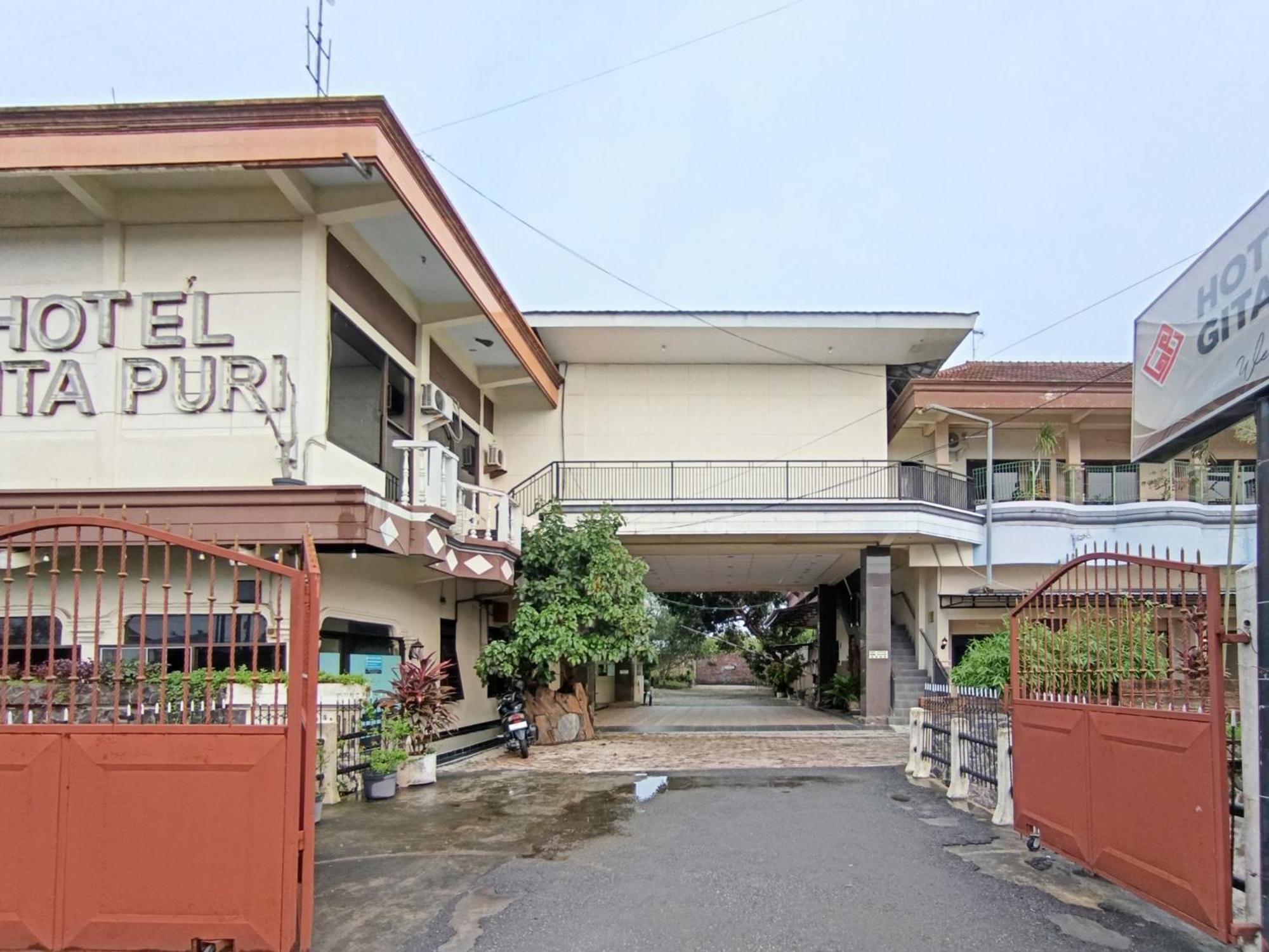 Gita Puri Redpartner Blitar Hotel Buitenkant foto